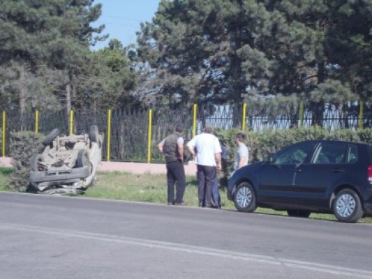 Un şofer din Constanţa s-a răsturnat cu maşina